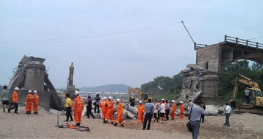 江西廣昌縣河?xùn)|橋<em>坍塌</em>，推測(cè)深槽橋墩沖刷深度超過(guò)容許值，<em>導(dǎo)致</em>橋墩埋置深度不足而傾覆
