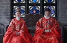 面對漢服被視為奇裝異服，設(shè)計(jì)師鐘毅扛起漢服復(fù)興的大旗，致力于漢服文化的傳播
