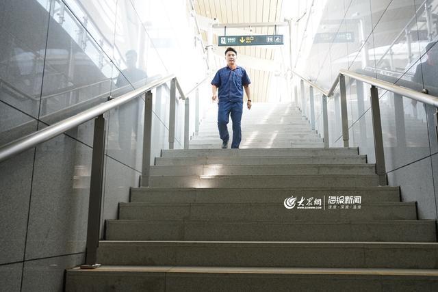 <em>城市軌道交通</em><em>機(jī)電</em><em>技術(shù)</em>專(zhuān)業(yè)《最美青島人｜<em>地鐵</em>門(mén)梯檢修工王建：超40℃環(huán)境下工作服像泡在水里》<em>課程</em><em>思</em><em>政</em><em>課堂教學(xué)</em><em>案例</em>