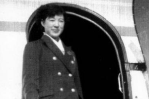 女空乘<em>人員</em><em>為</em>乘客<em>提供</em><em>服務</em>
