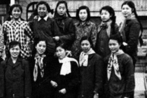 <em>新中國</em><em>成立</em>時第一批空姐，共18人<em>的</em>合影照。