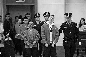 詐騙百萬車<em>險</em>18人受公審 多保險<em>公司</em>員工參與其中
