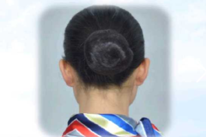 <em>民航</em><em>服務(wù)</em><em>禮儀</em>——<em>女性</em>盤發(fā)<em>要求</em>——后面