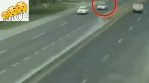 <em>汽車</em>超速發(fā)生事故視頻
