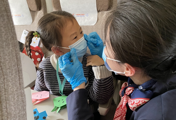 春運(yùn)首日東航無陪兒童：“謝謝姐姐，<em>我們</em>還會(huì)再見”