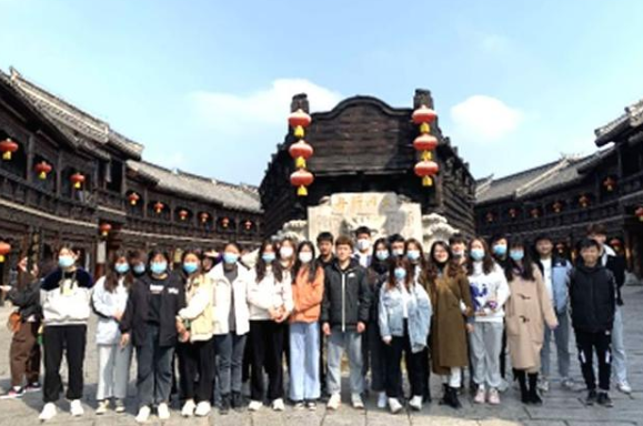 棗莊職業(yè)學(xué)院<em>旅游</em>管理系積極<em>組織</em>開展現(xiàn)場實景教學(xué)活動