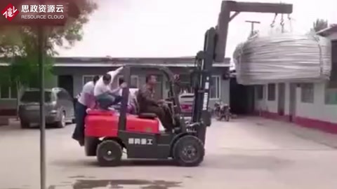 叉車事故、倉儲(chǔ)實(shí)訓(xùn)室設(shè)備使用安全守則