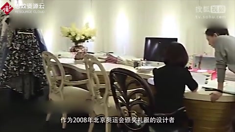 2008年北京奧運(yùn)會(huì)頒獎(jiǎng)禮服的設(shè)計(jì)者郭培的設(shè)計(jì)驚艷世界