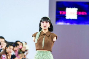 自信的人最美！四川90后斷臂女孩登上深圳時裝周<em>T</em><em>臺</em>走秀