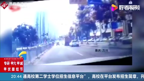 重慶萬州發生<em>一</em>起慘案，兩貨車擠扁小轎車，轎車被撞成鐵餅