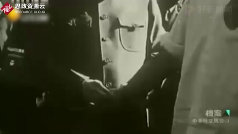 周總理出訪非洲各國，<em>對</em>服務員<em>的</em>態度令人敬服，盡顯大國風范