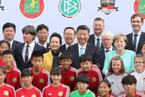 習(xí)近平同德國總理默克爾共同觀看中德青少年足球友誼賽