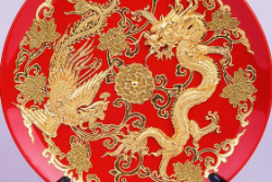 閩南非物質(zhì)文化遺產(chǎn)展亮相廈門(mén)金磚會(huì)晤——廈門(mén)漆線(xiàn)雕作品《彩金龍鳳盤(pán)》
