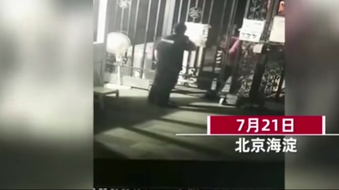 男子酒后回小區<em>被查</em>出入證，瘋狂毆打保安致昏迷，警方：已拘留