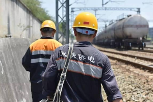 <em>授課</em><em>圖片</em>—<em>高溫</em>線的電力線路工衣服濕透了