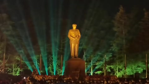 萬名民眾自發(fā)赴韶山，<em>紀(jì)念</em>毛澤東<em>誕辰</em>127周年